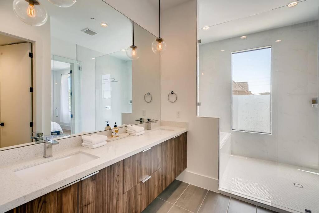 4 Story Home Mins To Downtown Houston With City Views Экстерьер фото